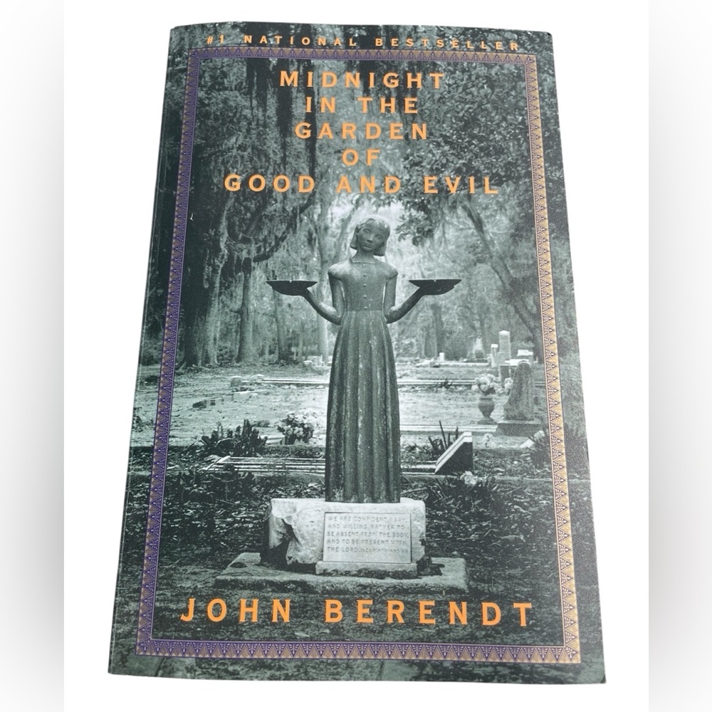 Midnight in the Garden of Good and Evil by John Berendt Nonfiction Book